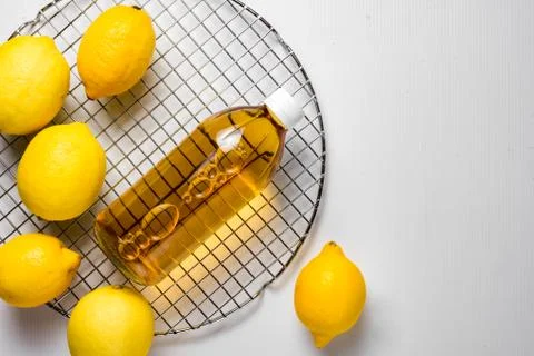 Fresh lemon &amp; apple cider are photographed on a circular metal cake cooling r Foto stock