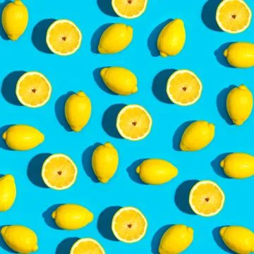 Fresh lemon pattern on a vivid blue background Foto stock
