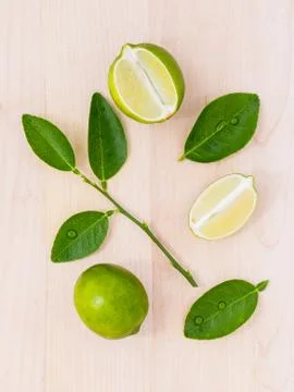 Fresh lime and lime slice on wooden background with  lime leaf. Foto stock