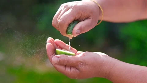 Fresh lime juice being squeezed by hand for food preparation 库存影片 339760821