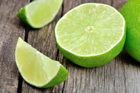 Fresh lime on rustic wood table Foto stock
