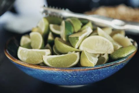 Fresh lime slices in a rustic blue bowl Foto stock