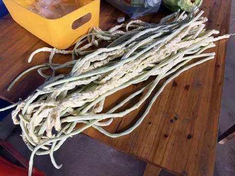 Fresh Long Yard Beans Displayed on Wooden Table Stock-Fotos