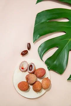 Fresh lychees on pink table in studio Foto stock