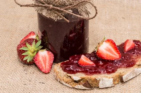 Fresh made strawberry jam on bread Foto stock