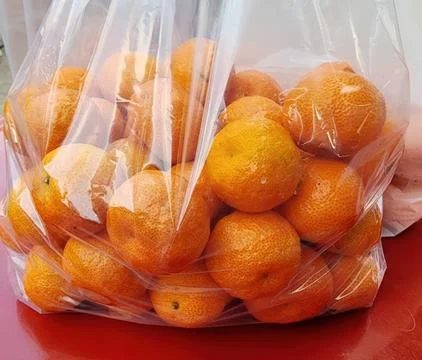 Fresh Mandarin Oranges Packed in a Clear Plastic Bag at a Local Market Stock-Fotos