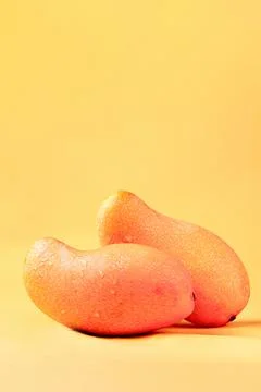 Fresh mango on solid color background 库存照片