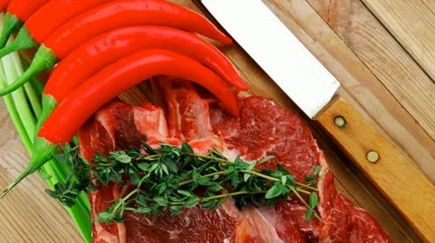 Fresh meat : raw beef spare ribs with thyme red chili pepper and green onion Vídeos de archivo 21364468