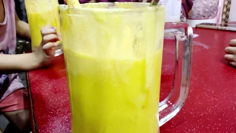Fresh Milkshake and Fruit Juice Served with Ice Cream Vídeo Stock 344554952