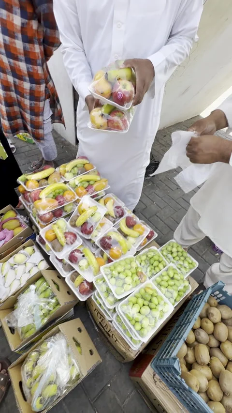 Fresh Mixed Fruit Distribution and Street Vendors Vídeo Stock 329362361