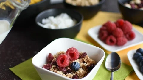 Fresh muesli for breakfast Vidéo 124611678