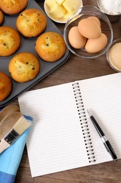 Fresh muffins with blank notebook Stock-Fotos