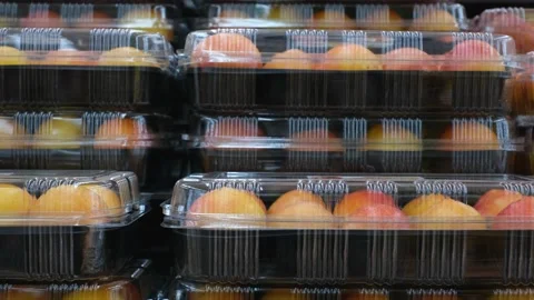 Fresh nectarines in plastic containers close-up in a supermarket. Vidéo 219842945