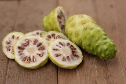 Fresh noni slice on table. Foto stock