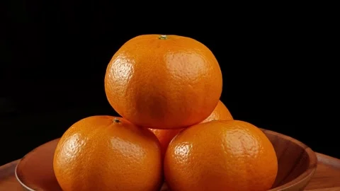 Fresh orange on black background. Vidéo 344093122