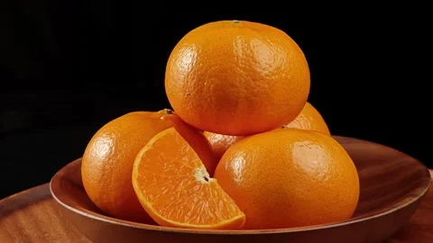 Fresh orange on black background. Vidéo 344093174