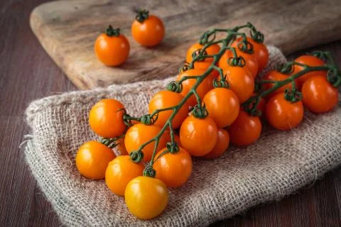 Fresh orange cherry tomatoes Stockfoto's