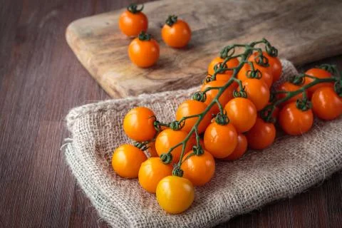 Fresh orange cherry tomatoes Stockfoto's