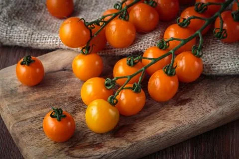 Fresh orange cherry tomatoes Stockfoto's