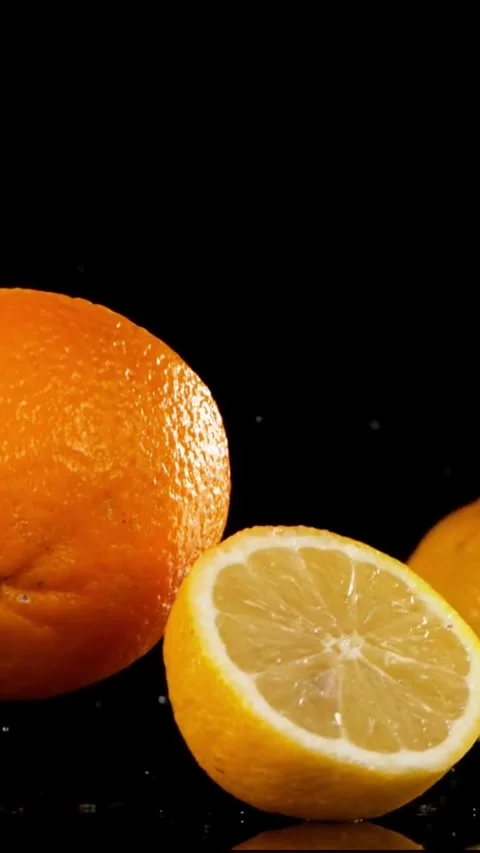 Fresh oranges and lemons in slow motion. Video stock 335706087