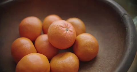 Fresh Oranges Arrayed Beautifully in Rustic Wooden Bowl Display 库存影片 299716136