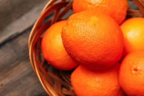 Fresh oranges in a basket Foto stock