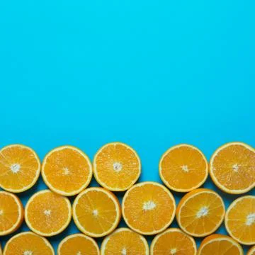 Fresh oranges on the blue background Foto stock
