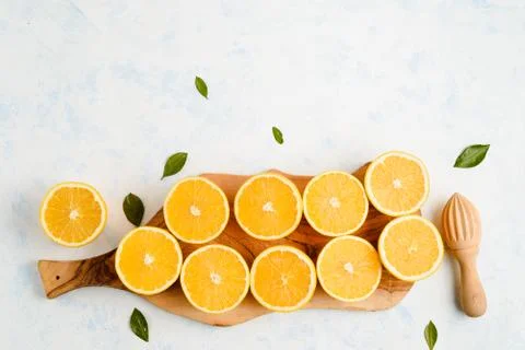 Fresh oranges on on the kitchen board 库存照片