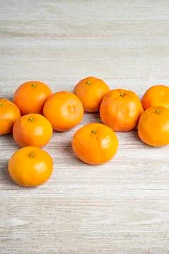 Fresh Oranges On White Painted Texture Wood Panel Foto stock
