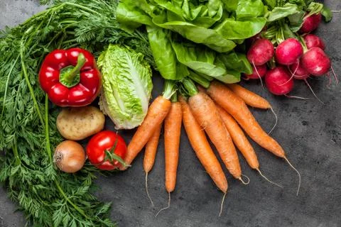 Fresh organic vegetables on rustic background Foto stock