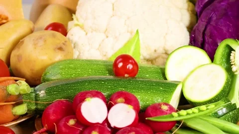 Fresh organic vegetables selection including carrots zucchini peppers and t.. Vídeos de archivo 333826970