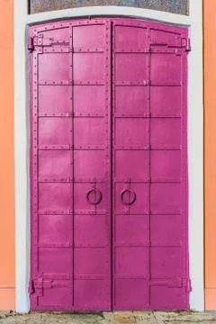 Fresh painted old riveted door Stockfoto's
