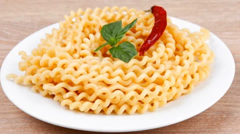 Fresh pasta with basil Vídeos de archivo 37280593