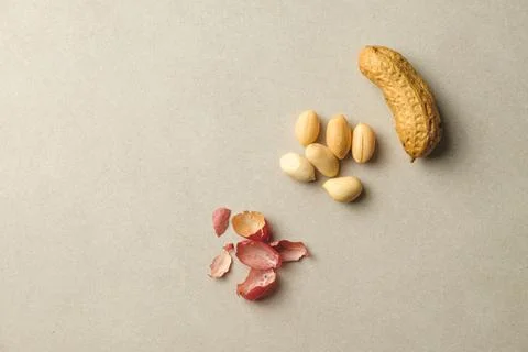 Fresh peanuts and their shells arranged beautifully on a neutral background Stock-Fotos