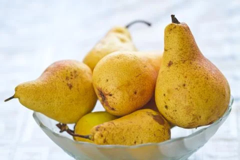 Fresh pears in cup Foto stock