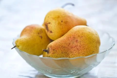 Fresh pears in cup Foto stock