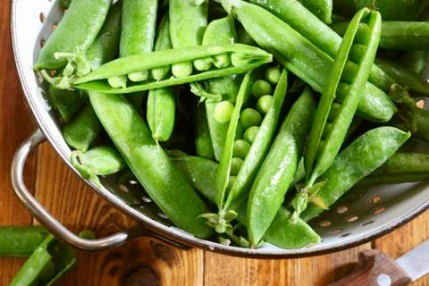 Fresh peas in a colander Stock Photos