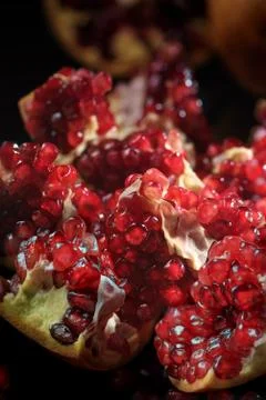 Fresh peeled pomegranates with ruby red beans on reflective surface 2 Fotos de archivo