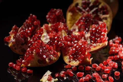 Fresh peeled pomegranates with ruby red beans on old wooden table2 Foto stock