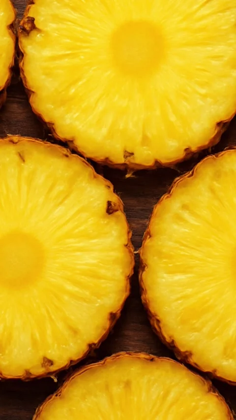 Fresh Pineapple Slice Vertical View 库存影片 324793417