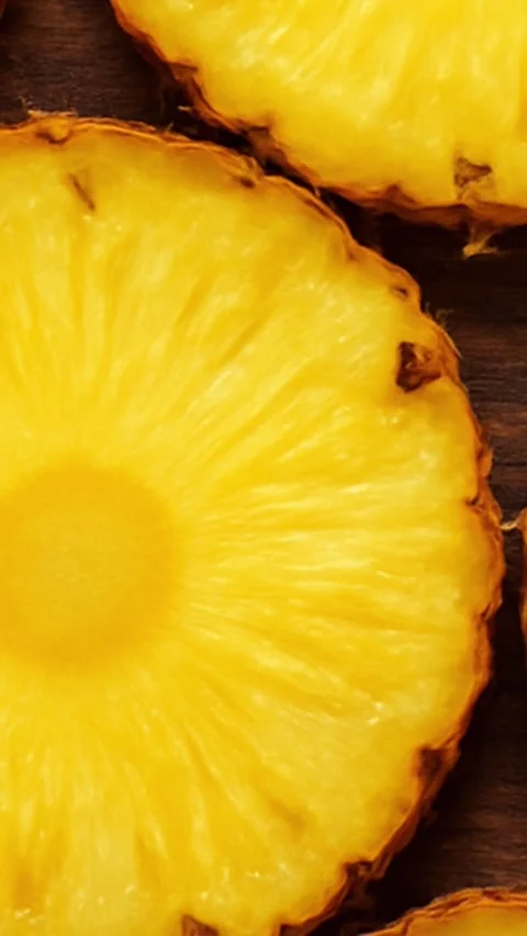 Fresh Pineapple Slice Vertical View 库存影片 324793419