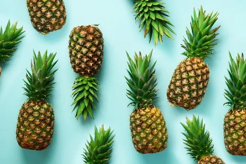 Fresh pineapples on blue background. Top View. Pop art design, creative con.. Foto stock