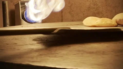 Fresh Pita Bread Inflating in Stone Oven Industrial with Burning Flame Vídeo Stock 333726044