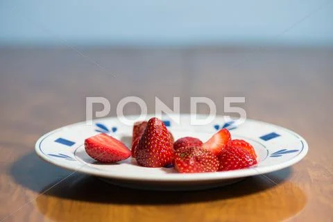 A fresh plate of strawberries Stock Photos
