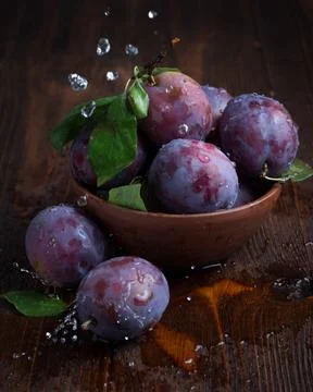 Fresh plums on a dark background Foto stock