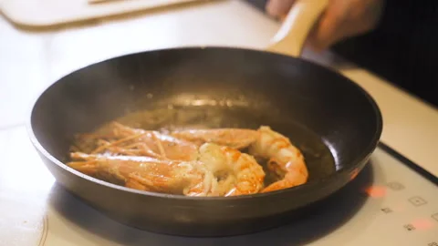 Fresh prawns with chilli and garlic on the grill Video stock 102438820