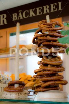 Fresh pretzels in a backerei Stock Photos