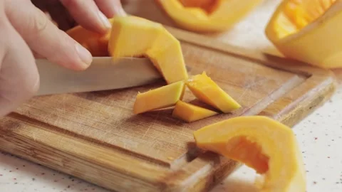Fresh pumpkin. Cutting pumpkin in slices on cutting board Vídeo Stock 219712256