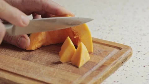 Fresh pumpkin. Cutting pumpkin in slices on cutting board Vídeo Stock 219712873