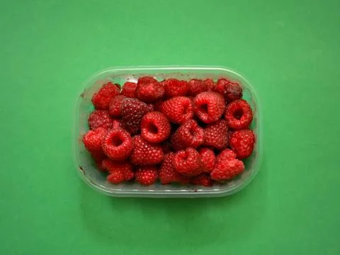 Fresh raspberries in plastic box Fotos Stock
